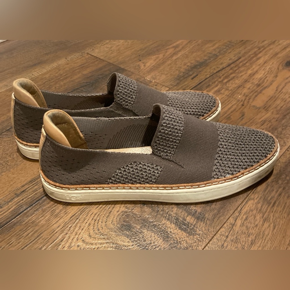 WOMANS ugg Sammy slip on sneakers size 6